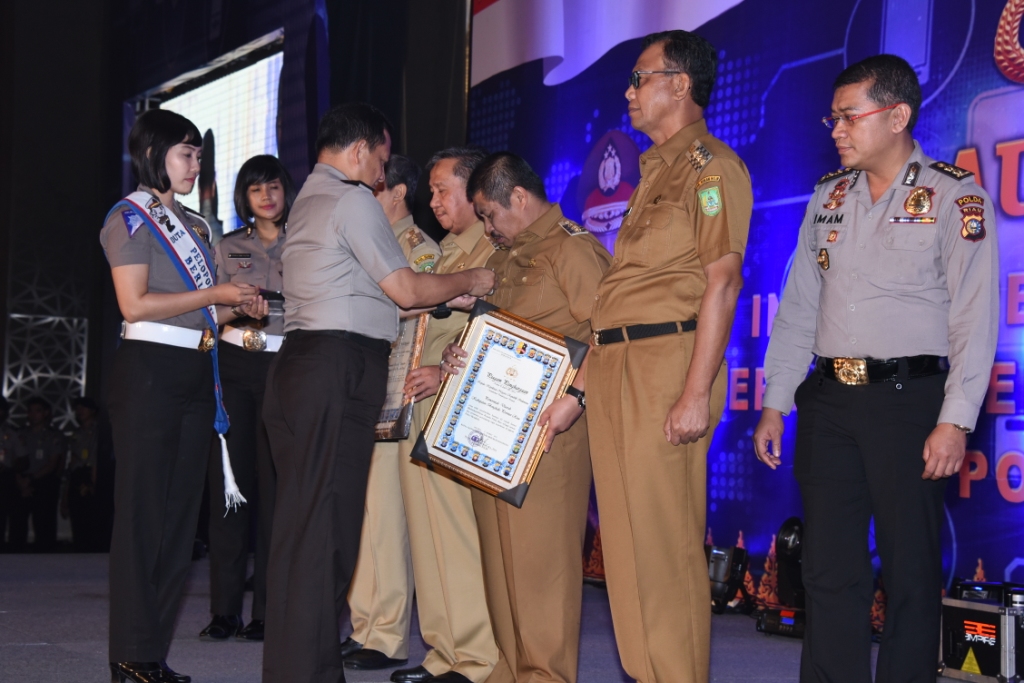 Bupati Bengkalis Terima Penghargaan dari Kapolri